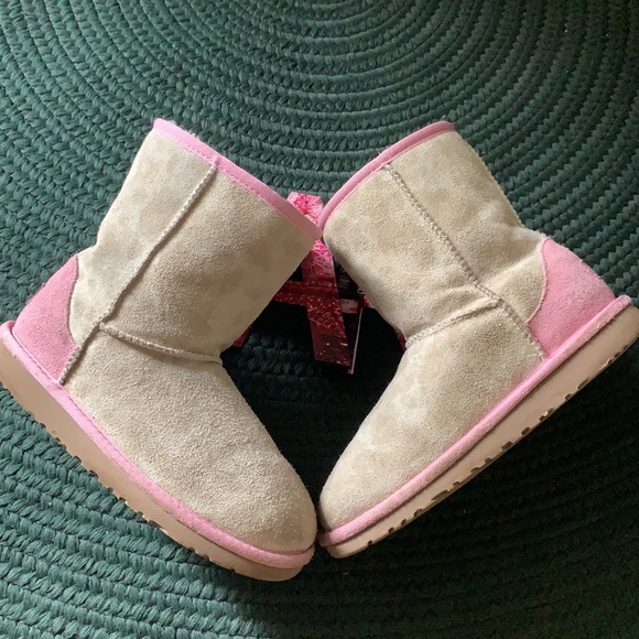 UGG girls boots size:4 tan/pink trim very cute! - Picture 9 of 9